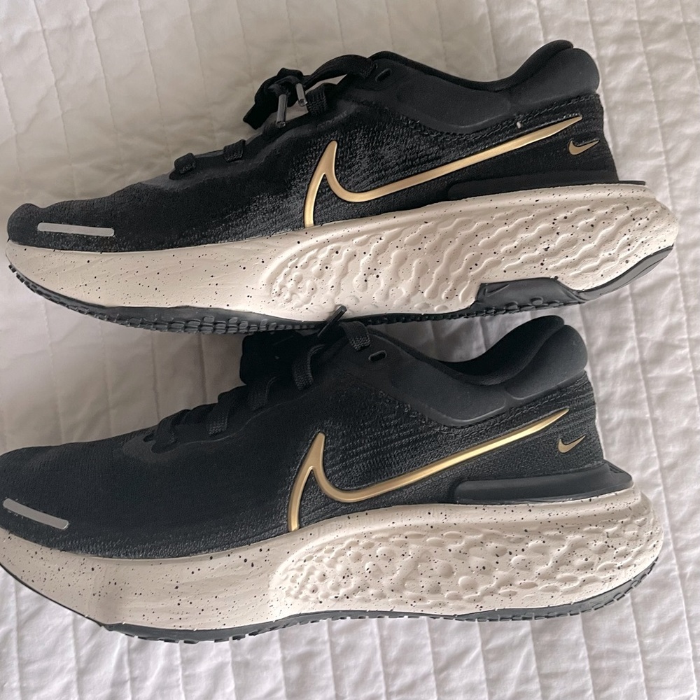Brand New NIKE Zoom Invincible Running Shoes Size 8.5 Womens Black Gold